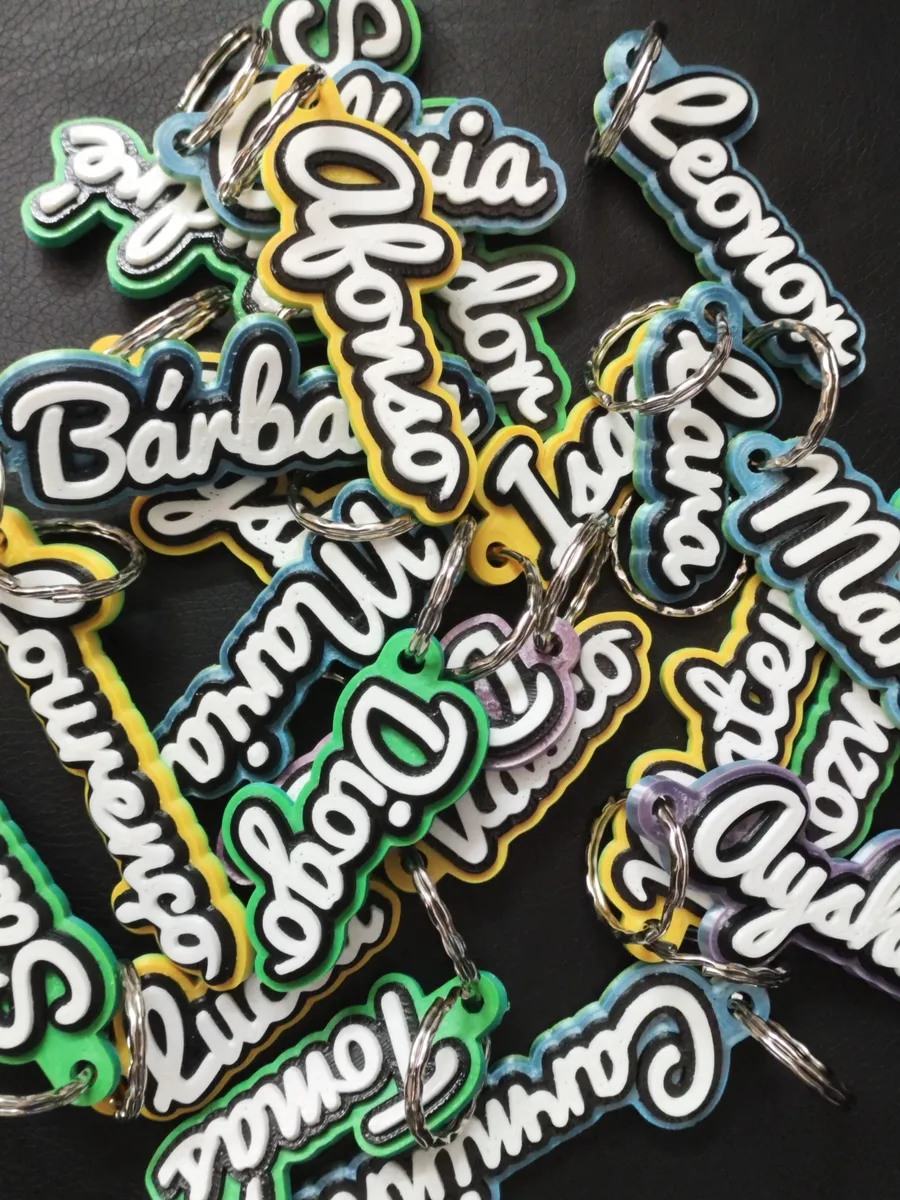 Llavero con nombre personalizado en dos colores