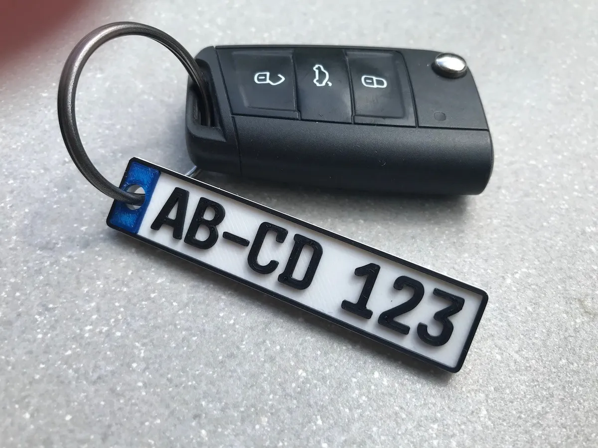 Llavero con la patente del auto grabada