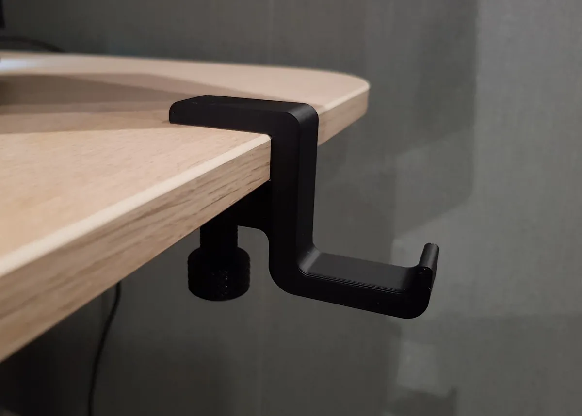 Colgador de auriculares bajo el escritorio