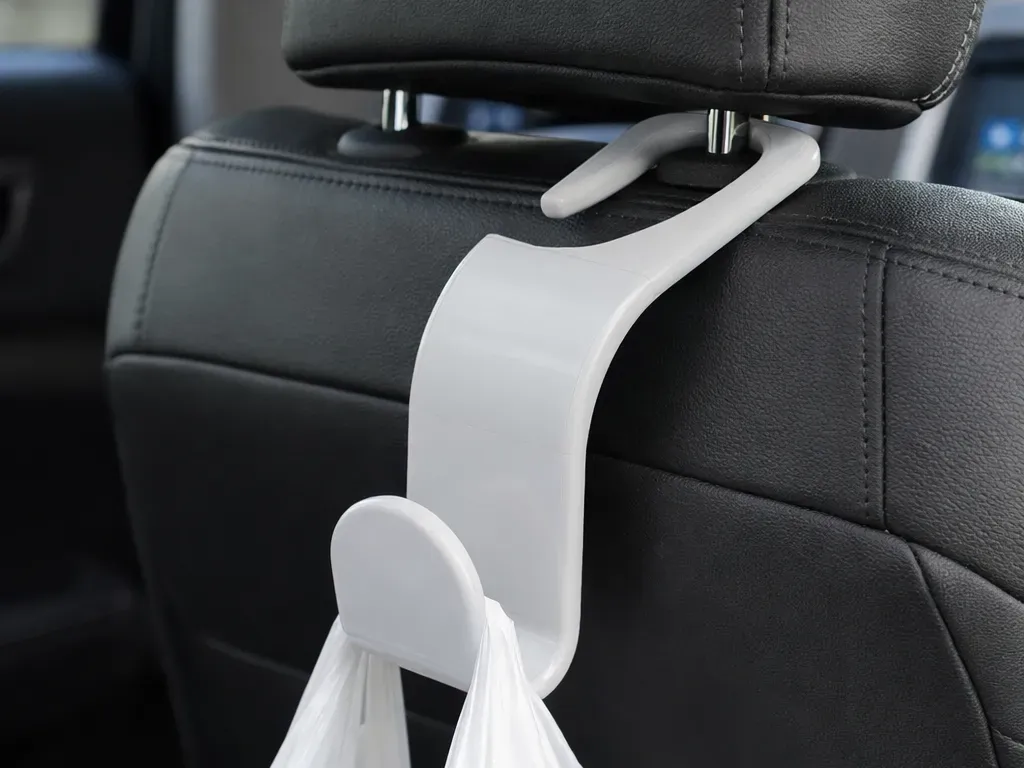 Gancho para bolsas en apoyacabezas del auto