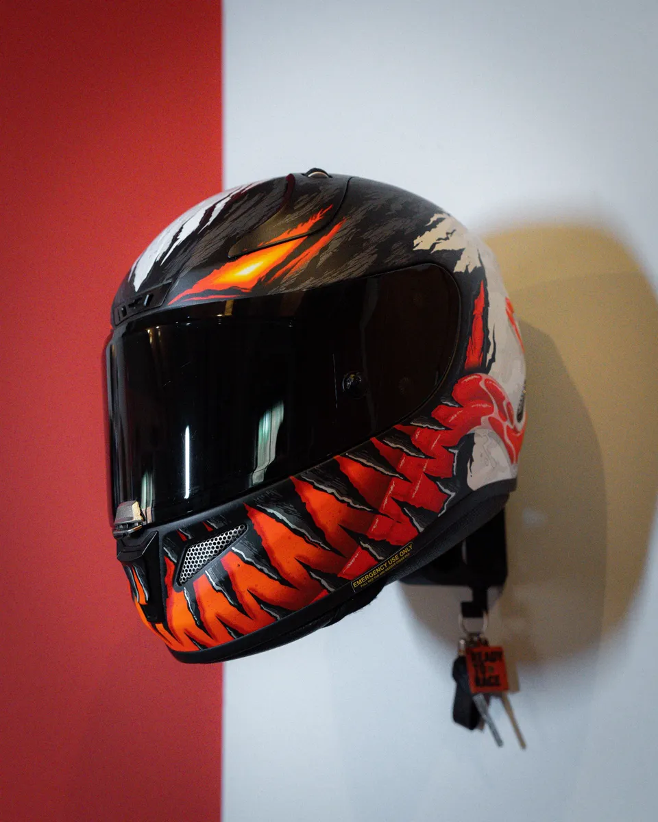 Soporte de pared para casco con ventilación
