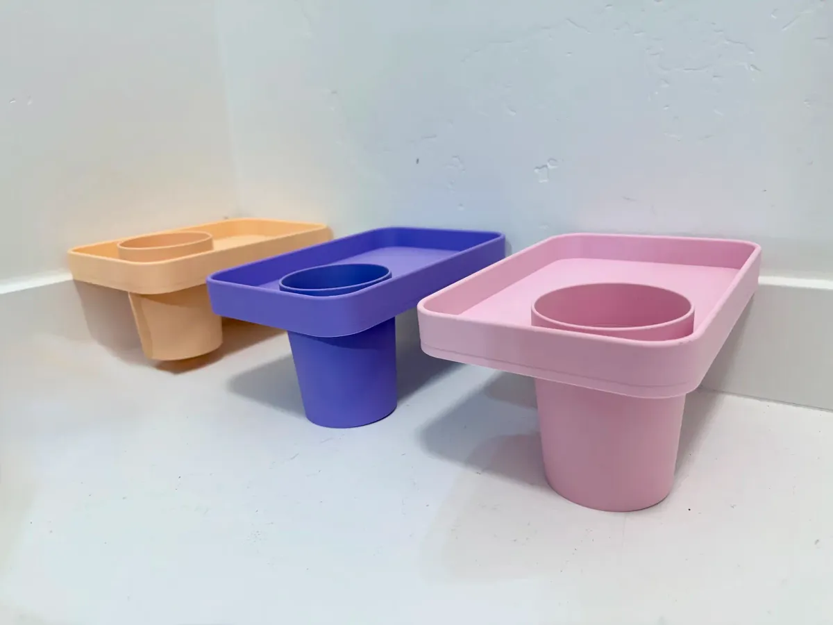 Bandeja para asiento de auto con portavaso
