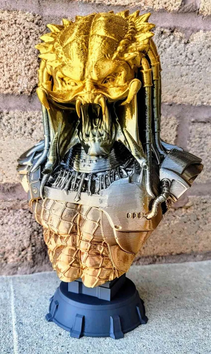 Busto de cazador alienígena con mandíbulas abiertas