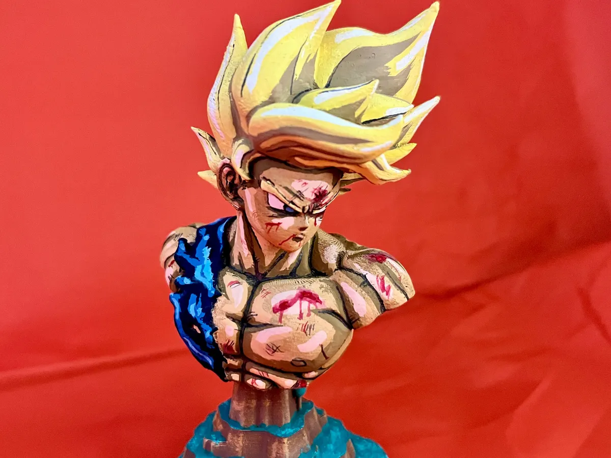 Busto de guerrero anime con cabezas intercambiables