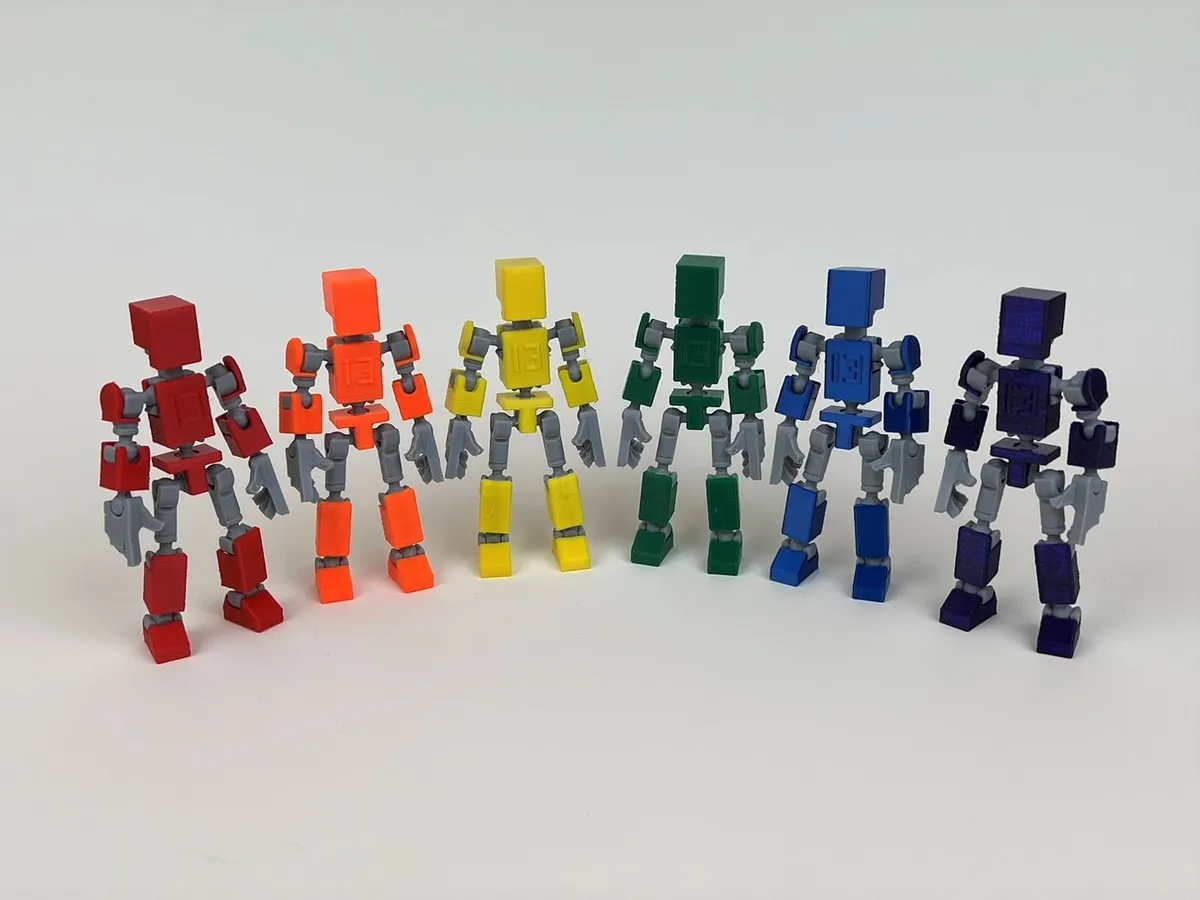 Figura articulada miniatura con argolla