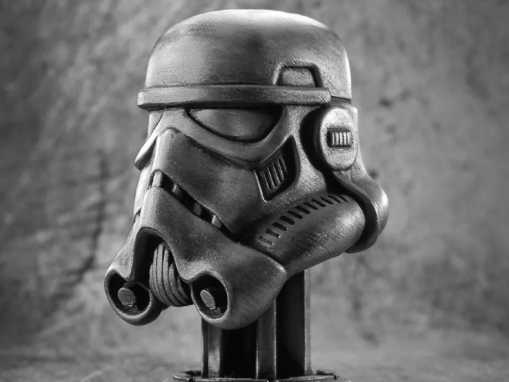 Casco de soldado blanco con pedestal
