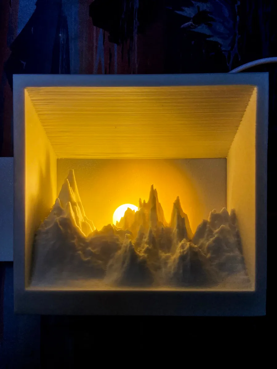 Lámpara LED con montañas y atardecer