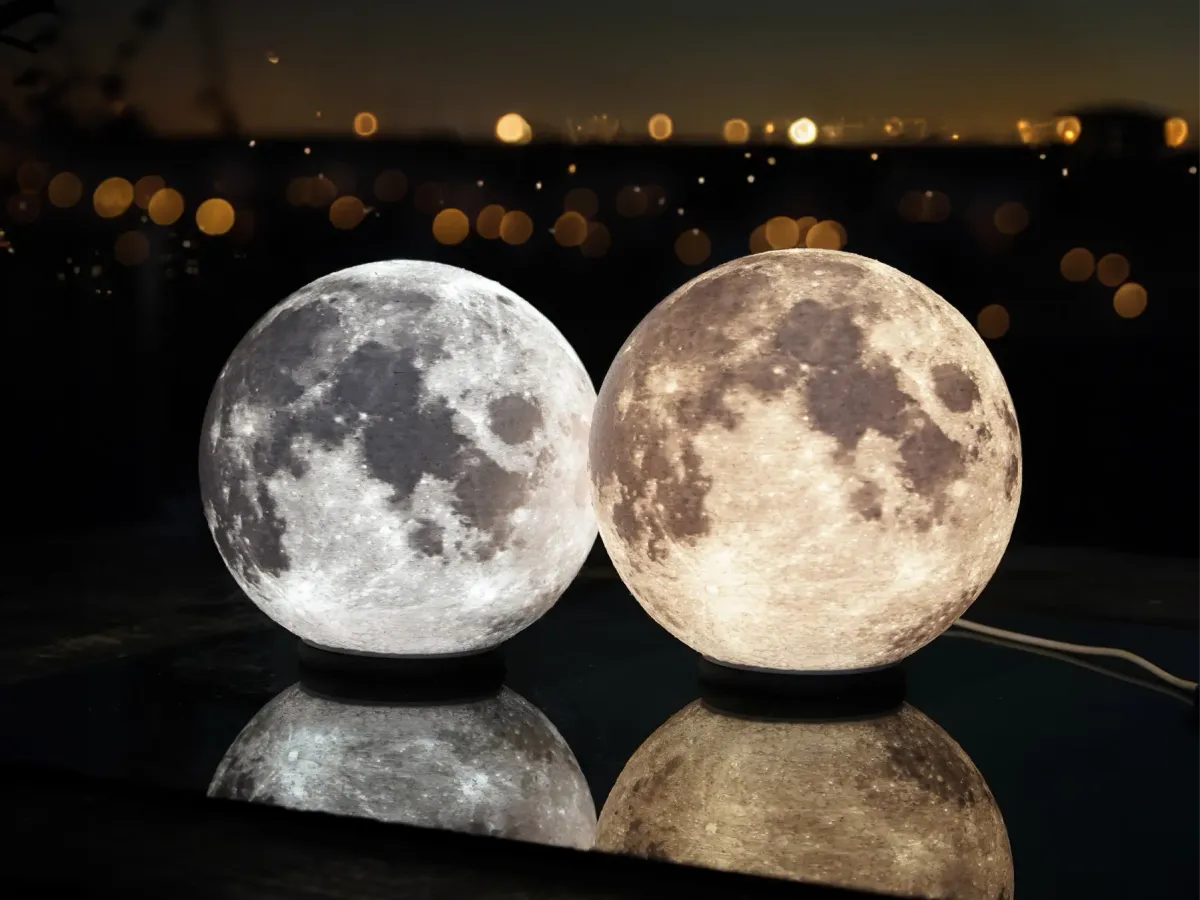 Lámpara luna con relieve de cráteres