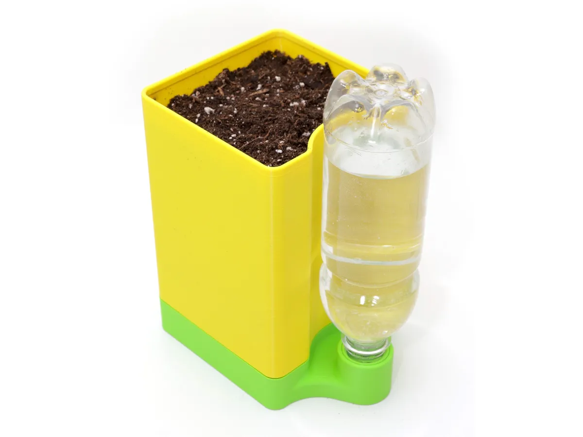 Maceta autorregante con botella invertida