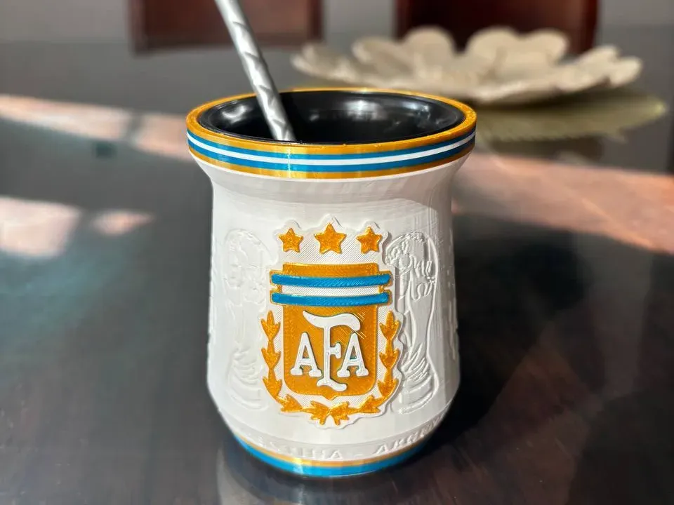 Mate escalonado con escudo en relieve