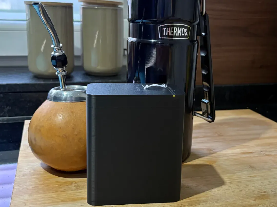 Lata para yerba con tapa a bisagra