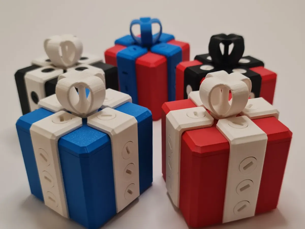 Caja de regalo cerrada con tornillos
