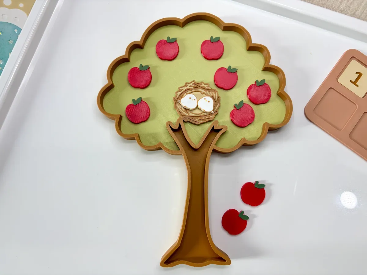 Bandeja de conteo con árbol y manzanas