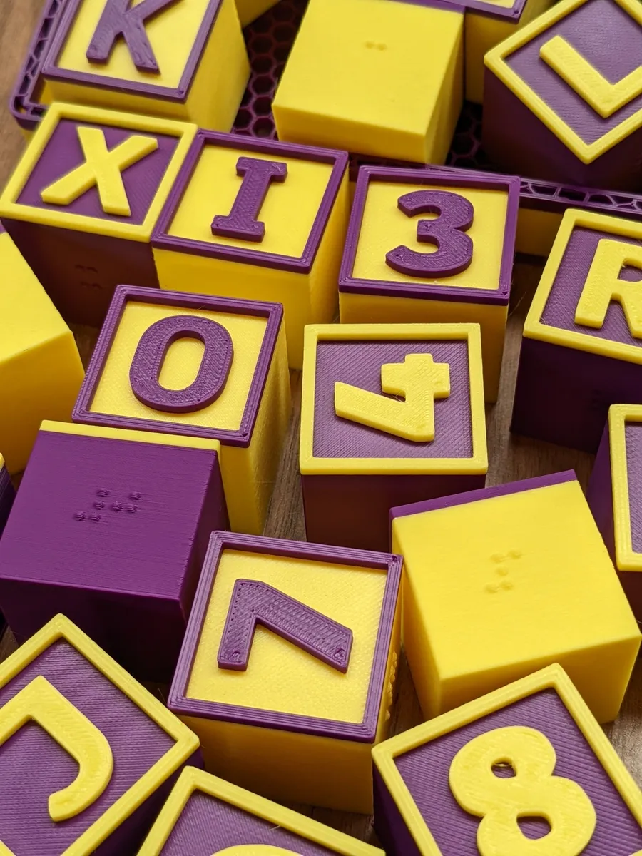 Cubos de letras y números en braille