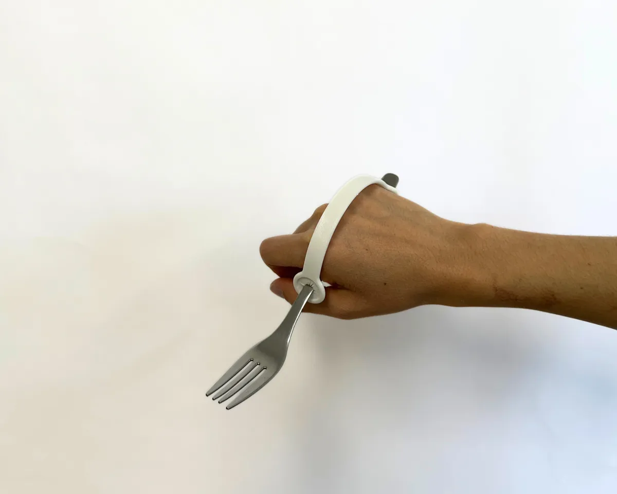Puño flexible para sostener cubiertos