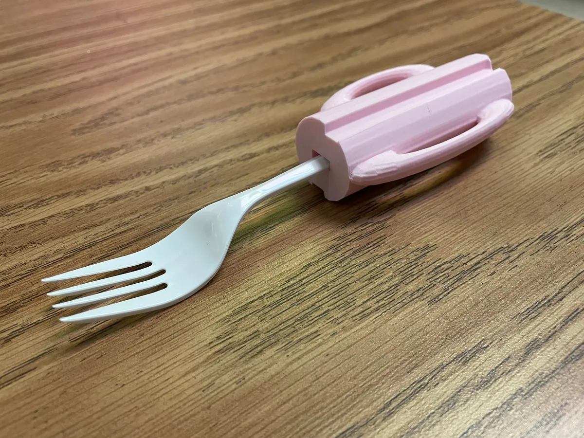 Engrosador de cubiertos con apoyo para el pulgar