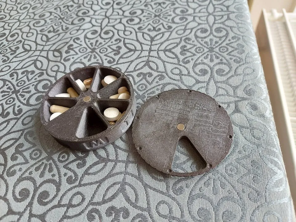 Pastillero con cierre magnético