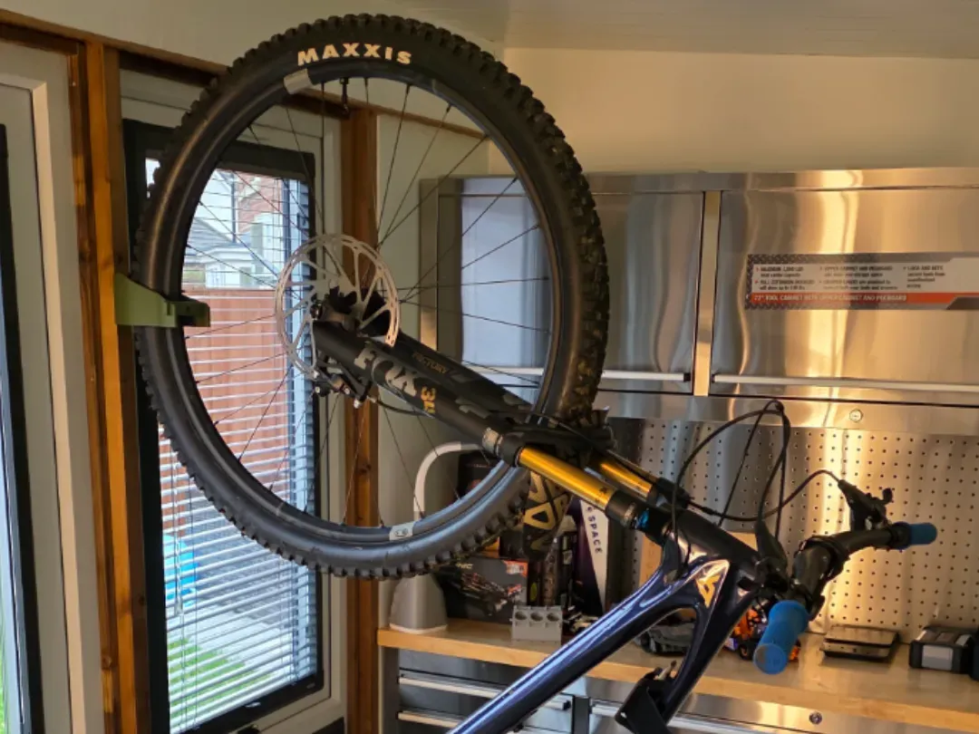 Soporte de pared vertical para bicicleta