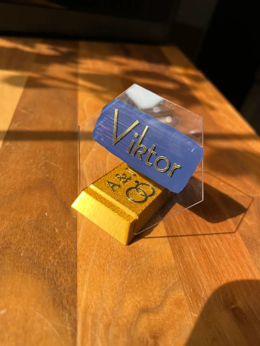 Tarjeta de lugar con soporte para celular