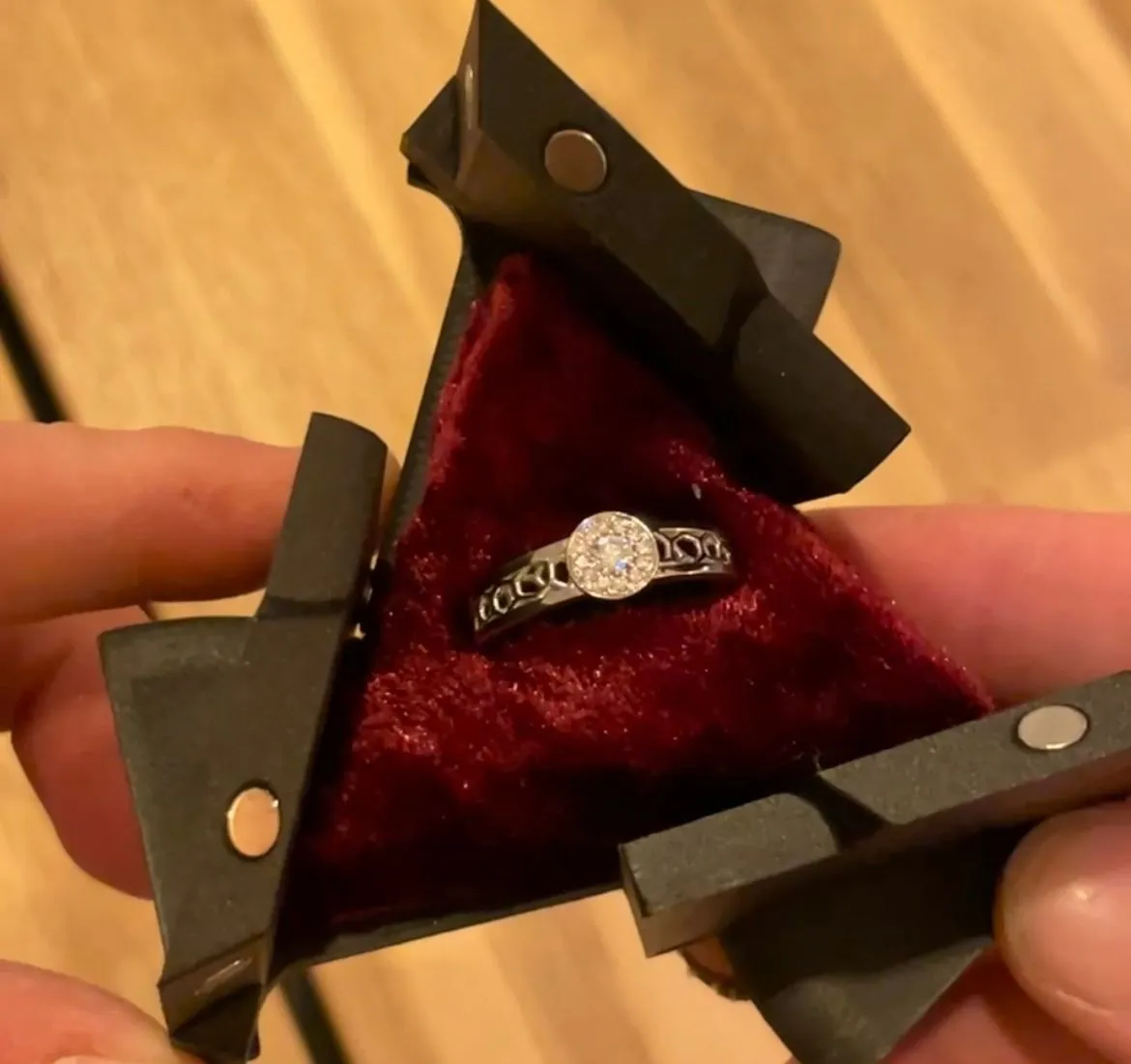 Caja de anillo con apertura cinética