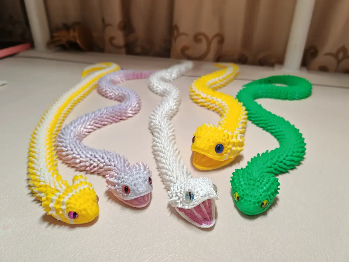Serpiente articulada con boca que se abre