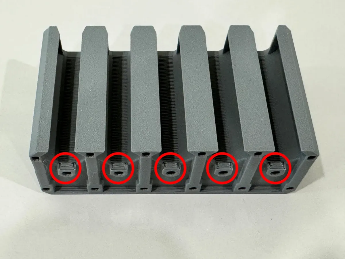 Organizador de cables con morsa para escritorio