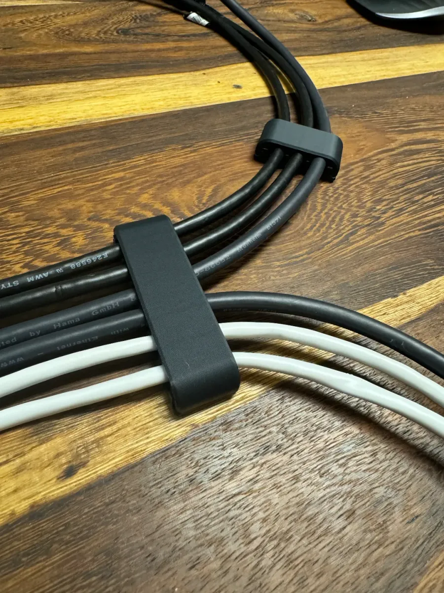 Clip organizador de fichas para borde de mesa