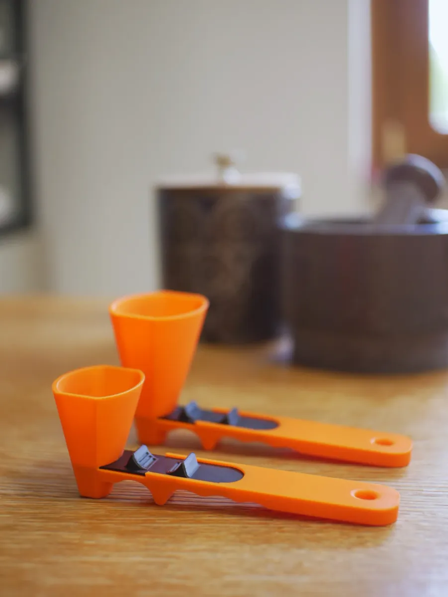 Cuchara con embudo para frascos angostos