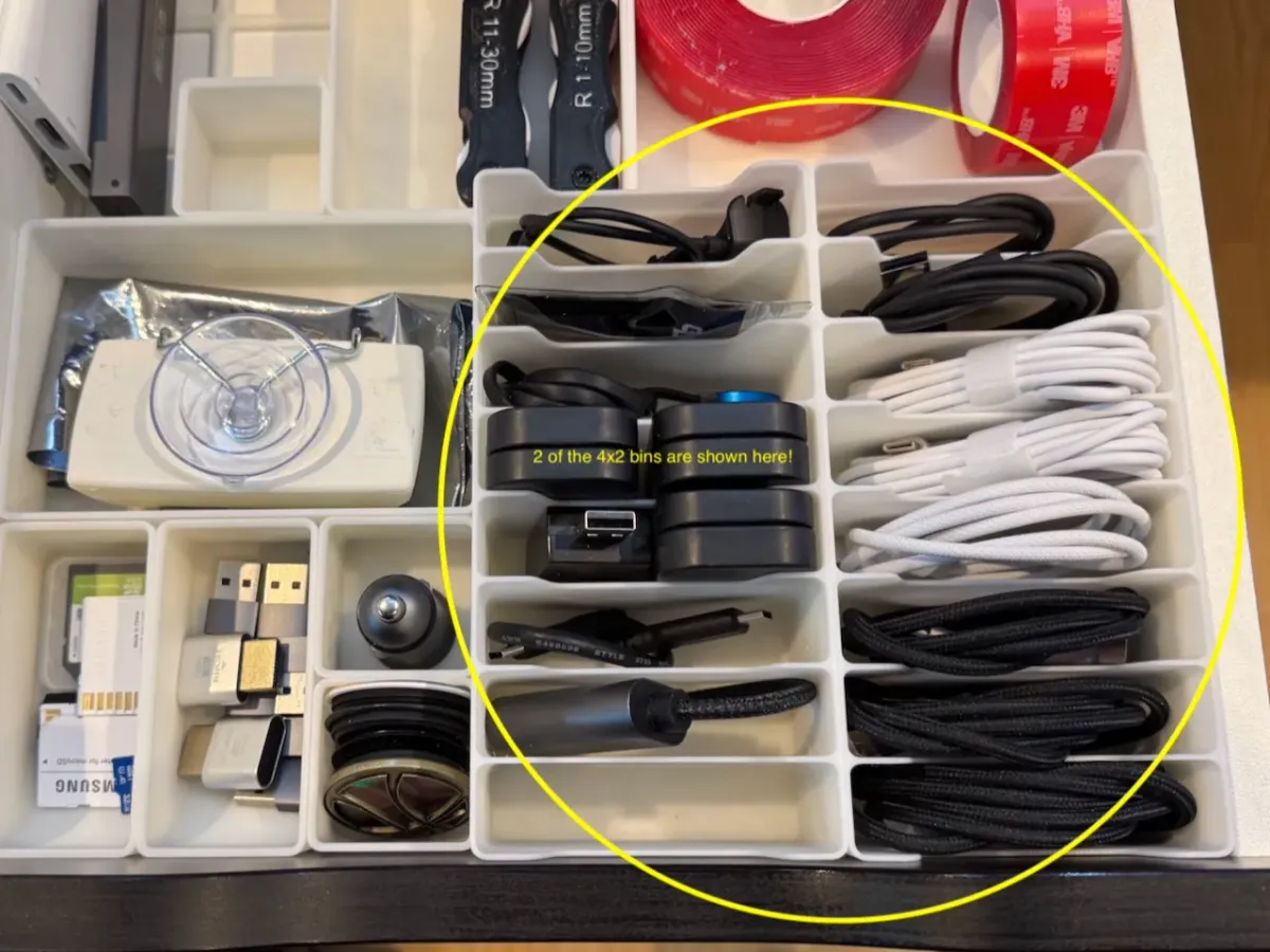 Bandejas organizadoras de cables con divisiones angostas