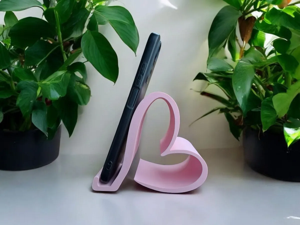 Portacelular con corazón calado para mesa de luz