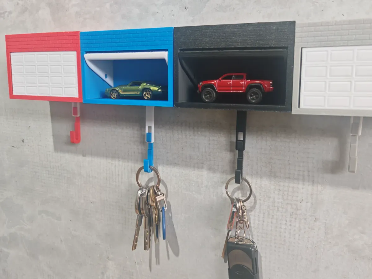 Portallaves con forma de garaje y portón abatible