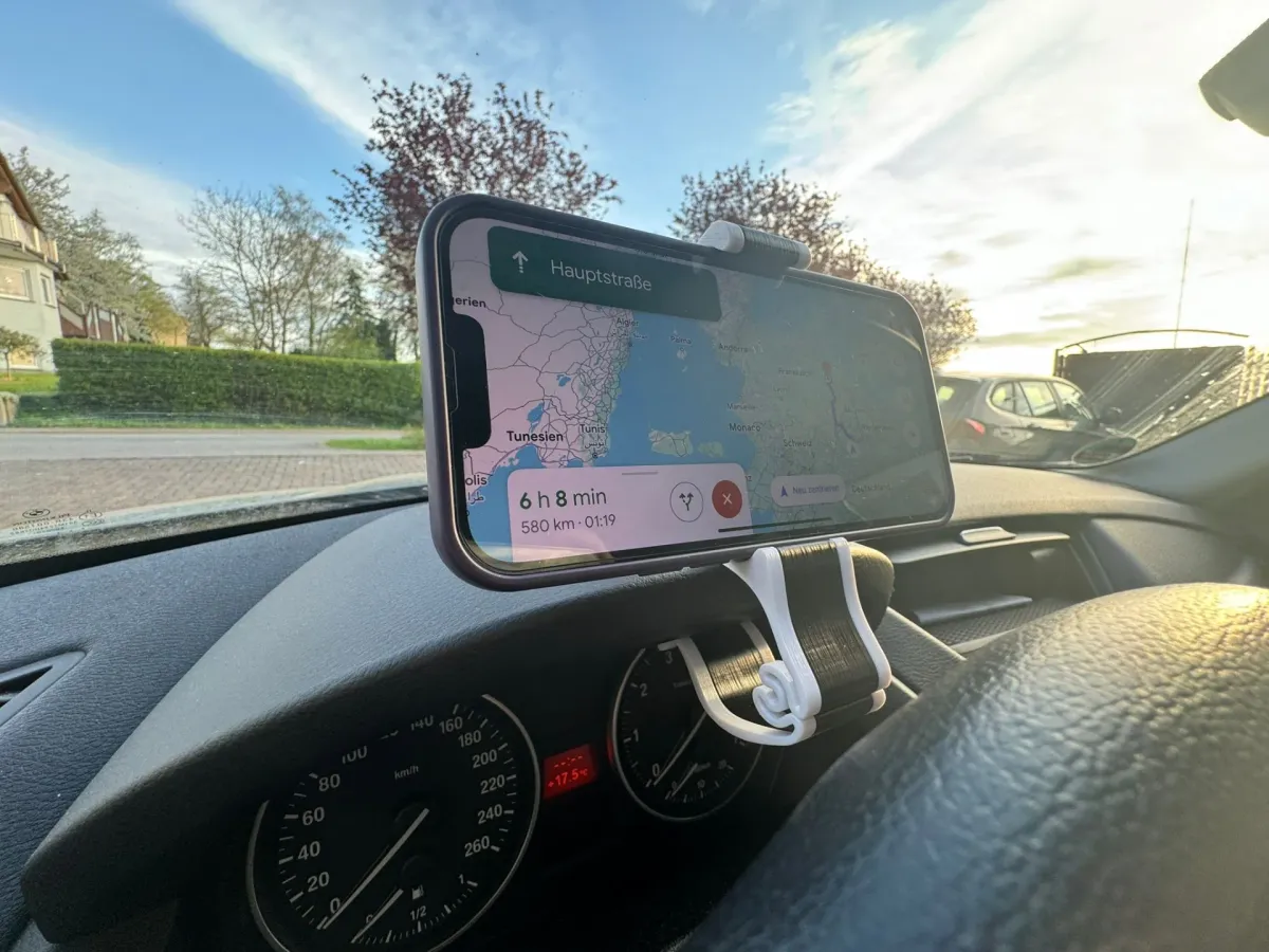 Pinza para celular con enganche al tablero
