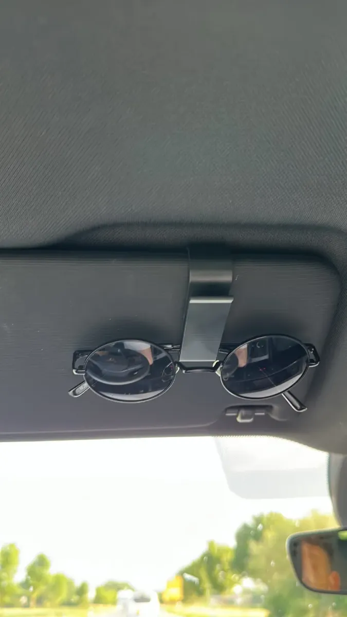 Soporte liviano de anteojos para visera