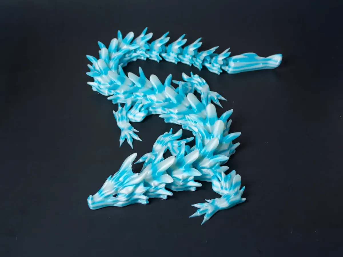 Dragón de agua articulado con escamas finas