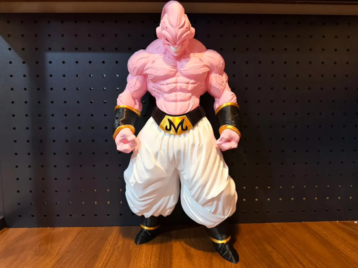 Estatua de personaje rechoncho separada por colores