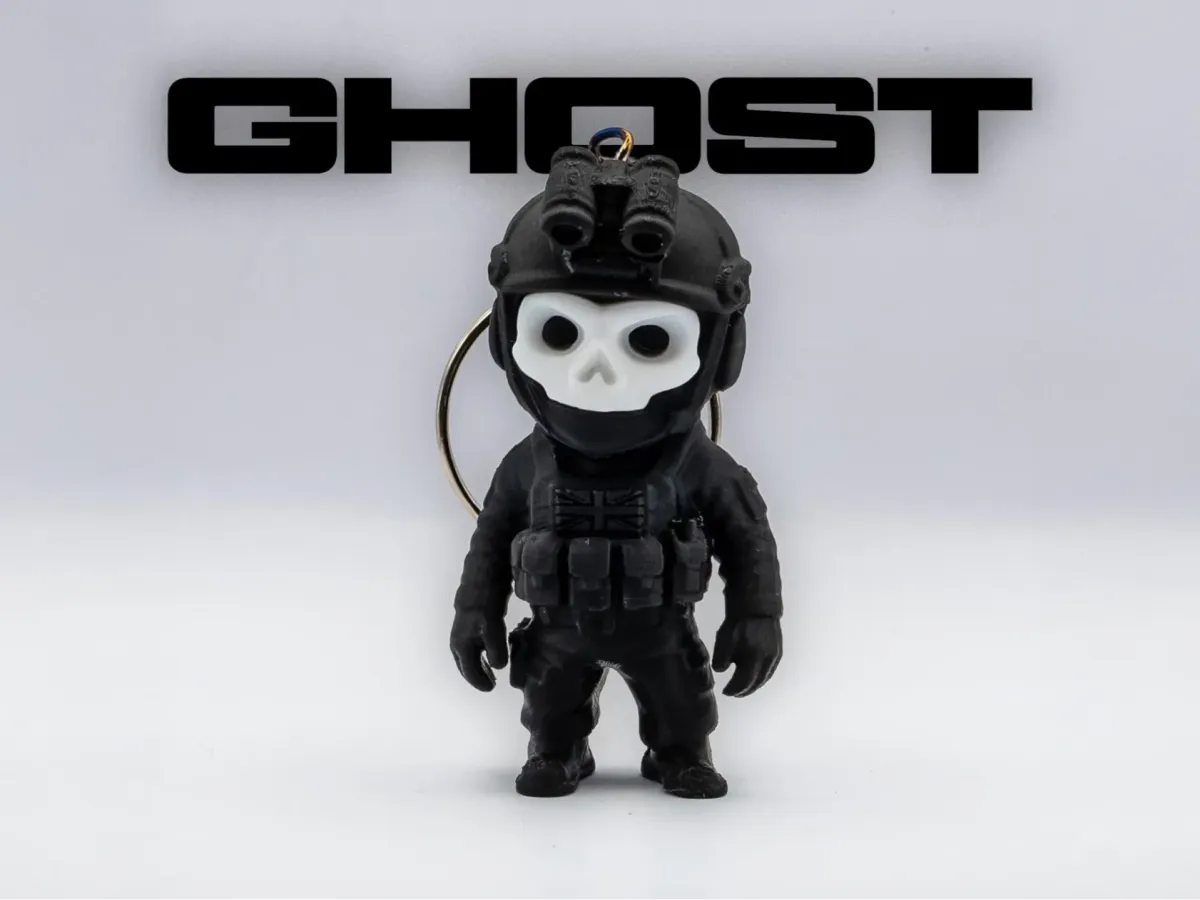 Figura chica de soldado con casco y capucha