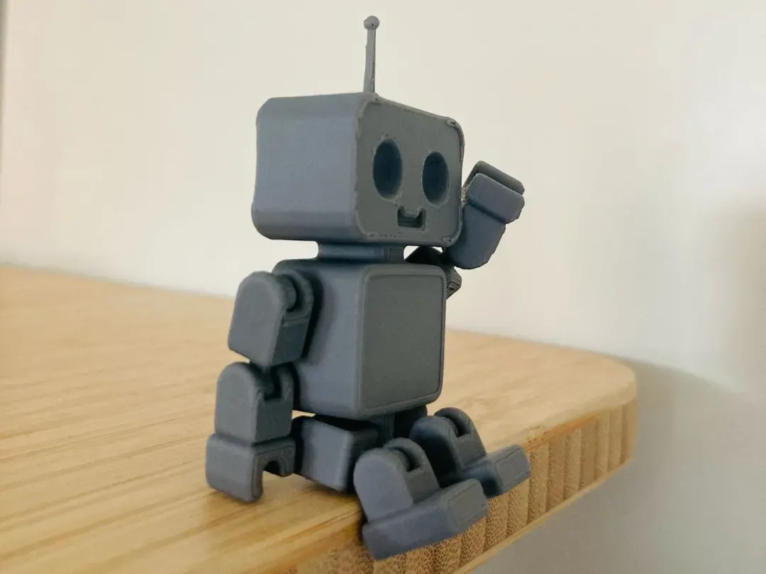 Robot articulado chico de escritorio