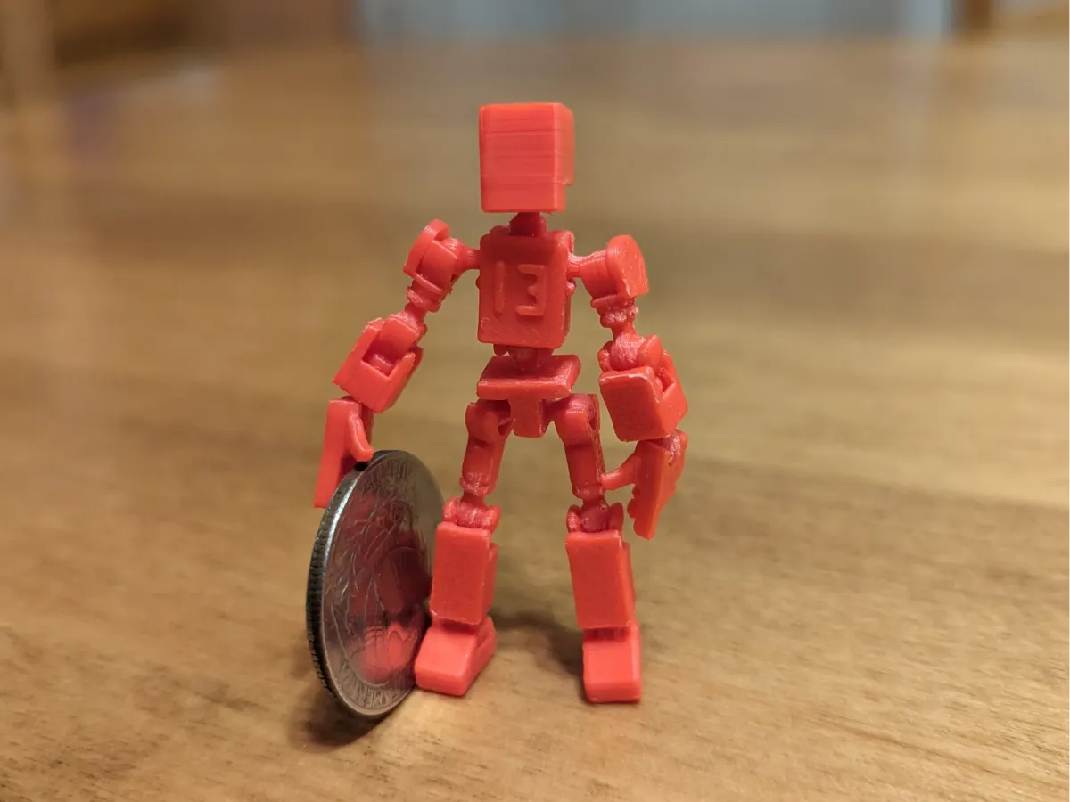 Muñeco articulado del tamaño de un dedo