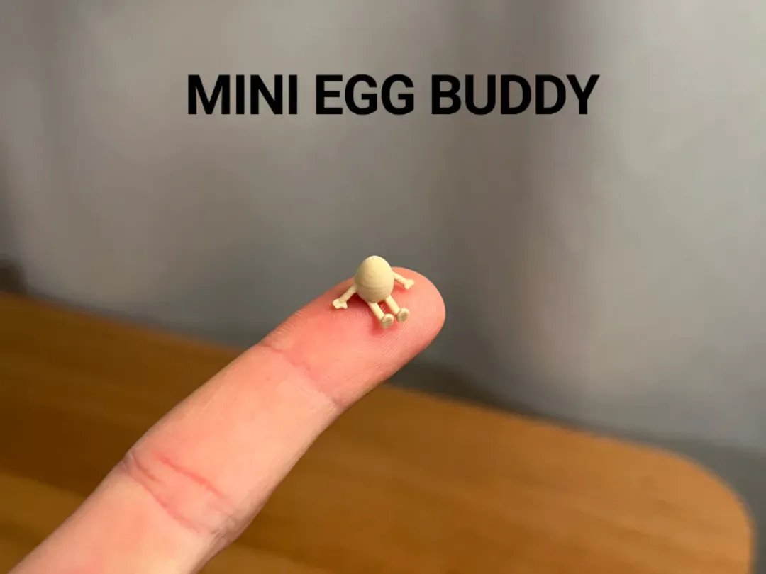 Huevito con cara en miniatura
