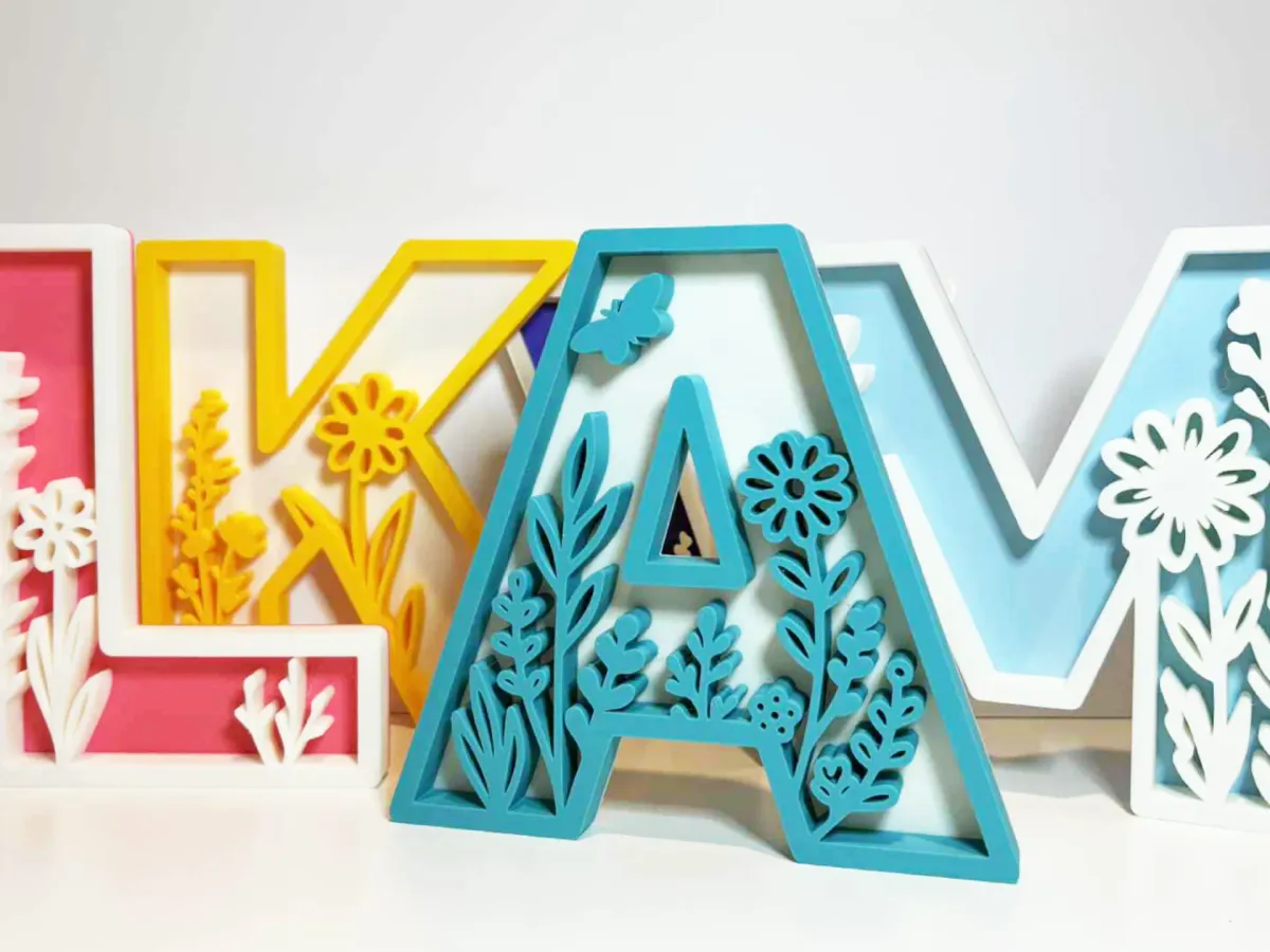 Letras decorativas con relieve floral