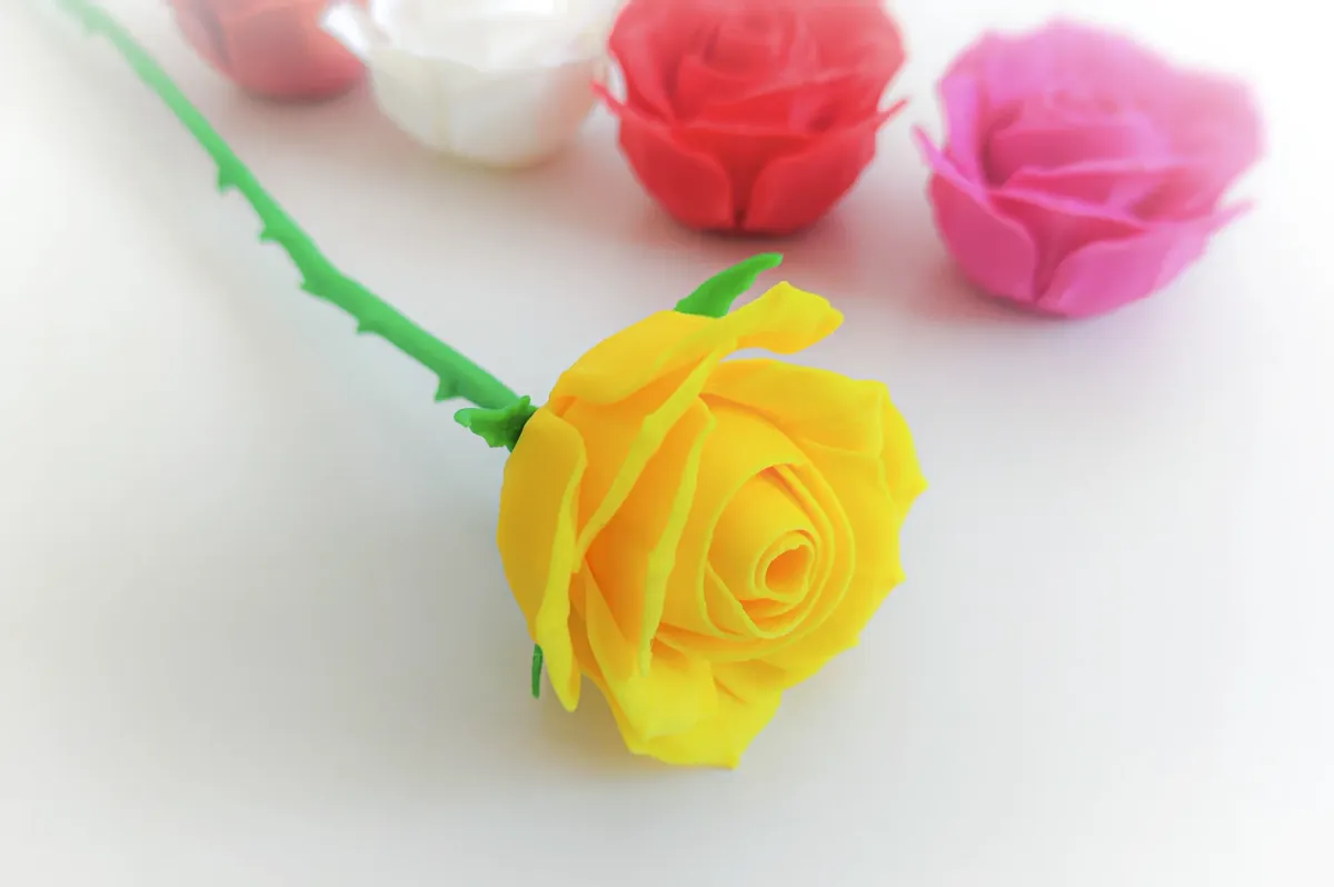 Rosas impresas con pétalos abiertos