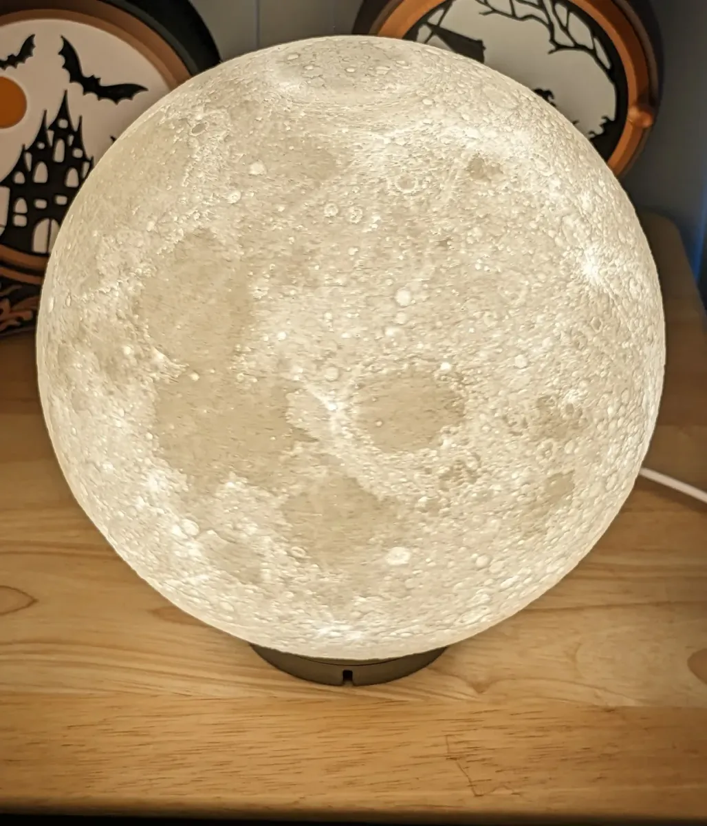 Esfera lunar con cráteres en relieve