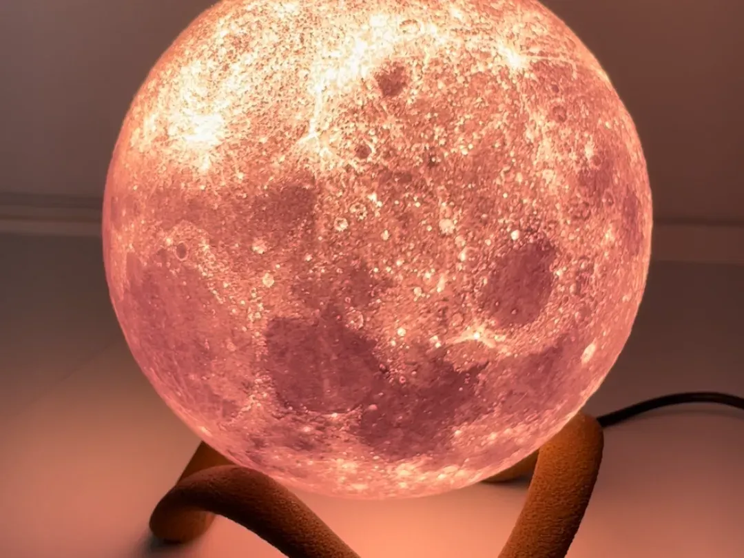 Lámpara luna con pie ondulado y textura rugosa