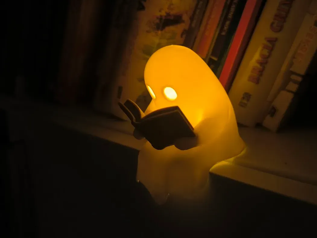 Portavelas con forma de fantasma leyendo