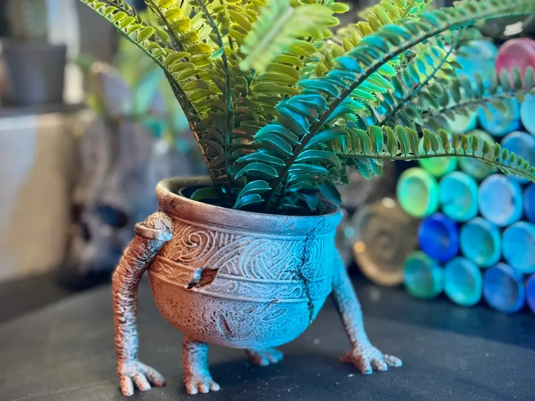 Maceta con forma de muñeco sentado