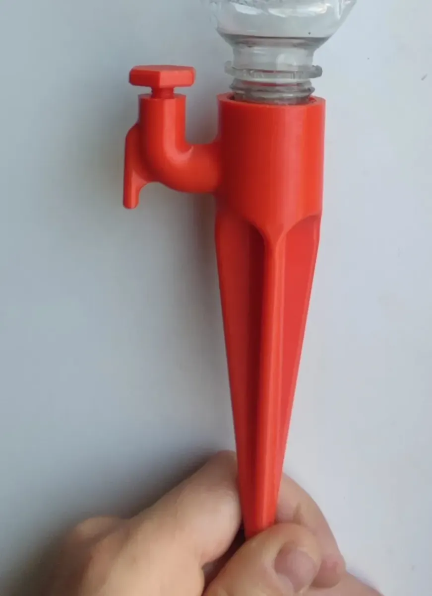 Sistema de riego por goteo con botella