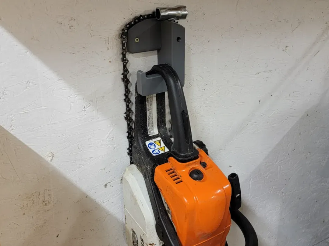 Soporte de pared para motosierra