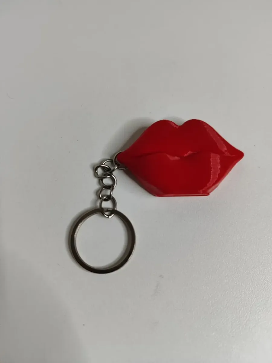 Llavero abrelatas con forma de beso