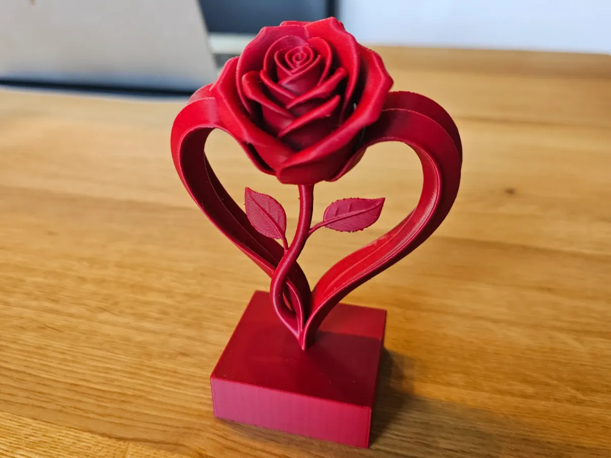 Corazón con rosa abierta para regalo