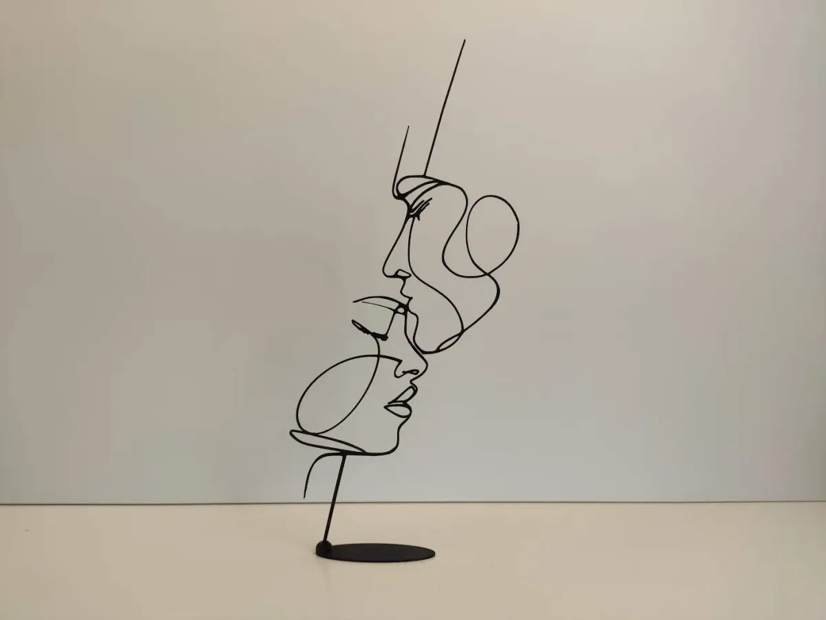 Estatuilla de pareja abstracta que se besa